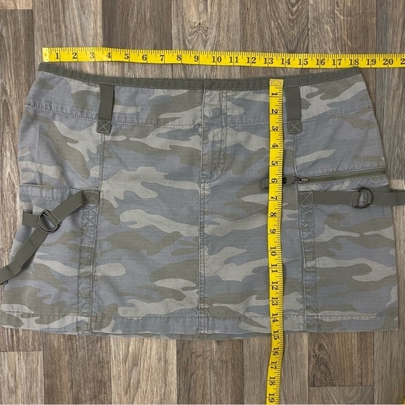 DKNY Camo Cargo skirt Womens size 14 - Picture 6 of 7